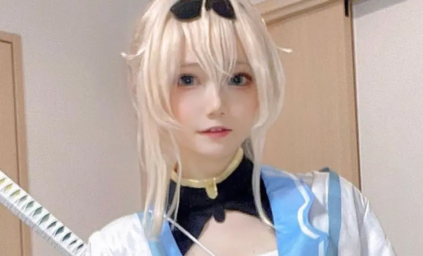 コスプレイヤーマリルリ『ホロライブ』風真いろは、安全ピンでバランス