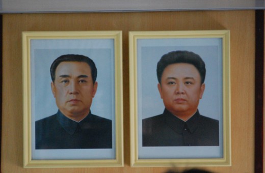 北朝鮮の新聞の折り方がいつもと違った理由 | クーリエ・ジャポン