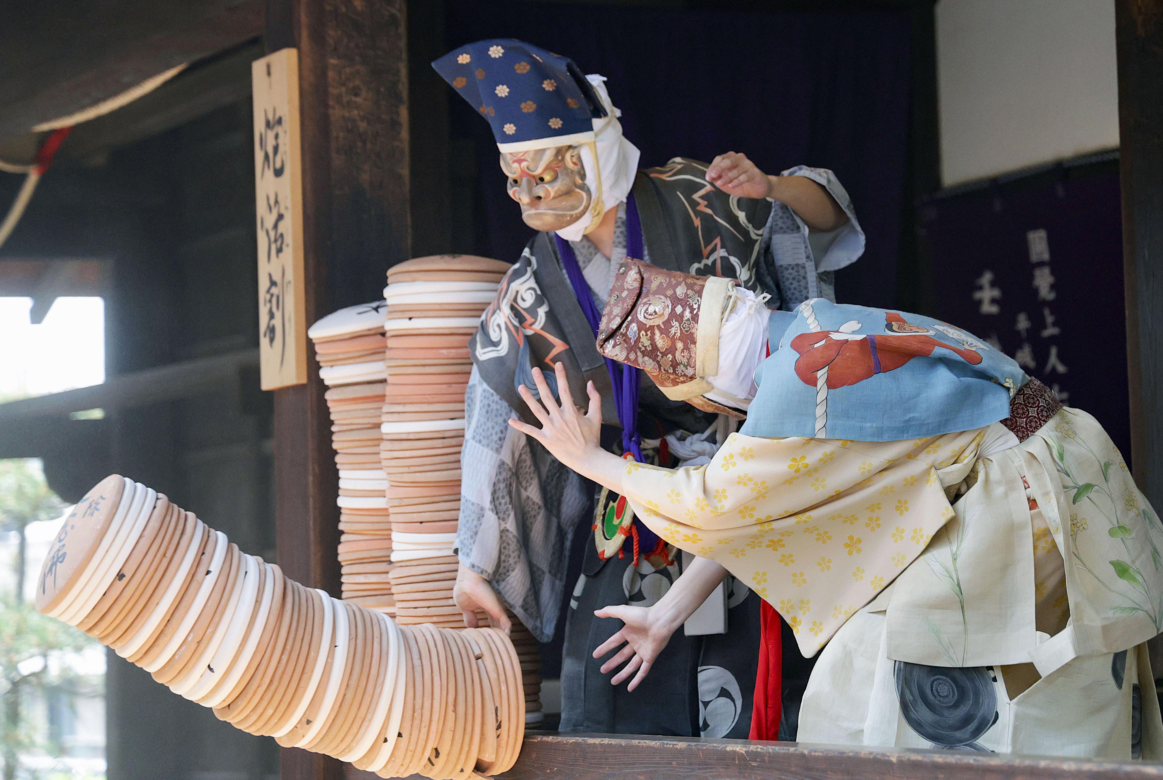 がしゃんと皿割り、観客から歓声と拍手 京都の壬生寺で「壬生狂言