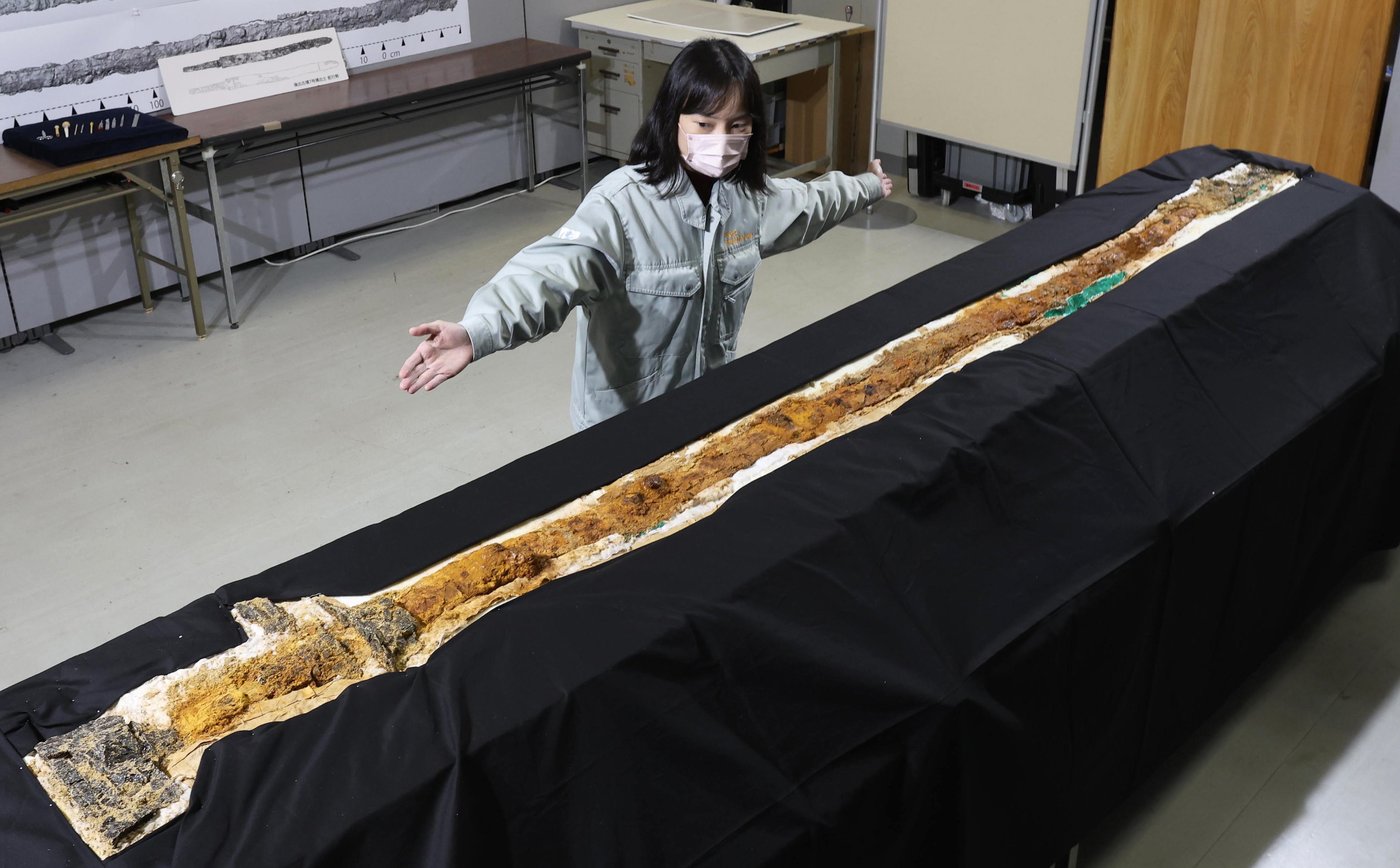 富雄丸山古墳の蛇行剣 全長285センチも儀式で立てて使用か 黒漆塗り