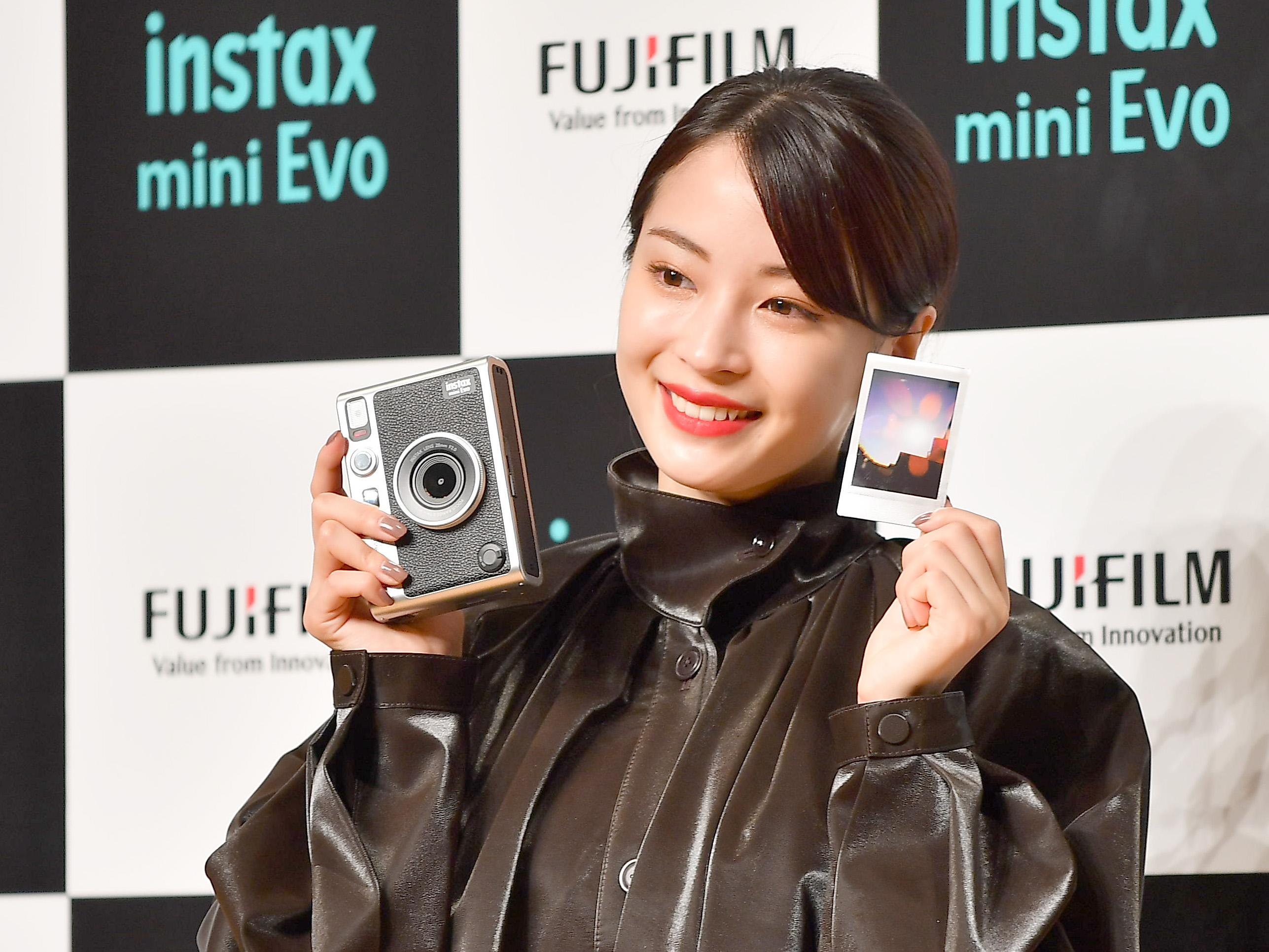 富士フイルム「チェキ」に最上位機種 100通りの撮影エフェクトに