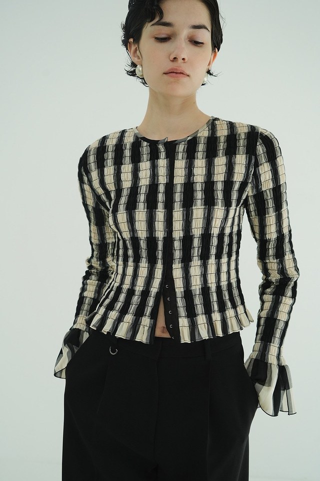 9月2日(火)発売アイテムのご紹介。袖口と裾のフリルが女性らしさを