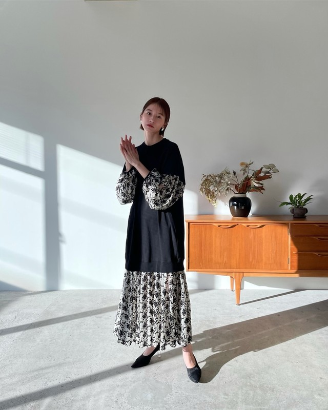 レース調の花柄刺繍が目を惹く「FLOWER LACEシリーズ」ワンピースと