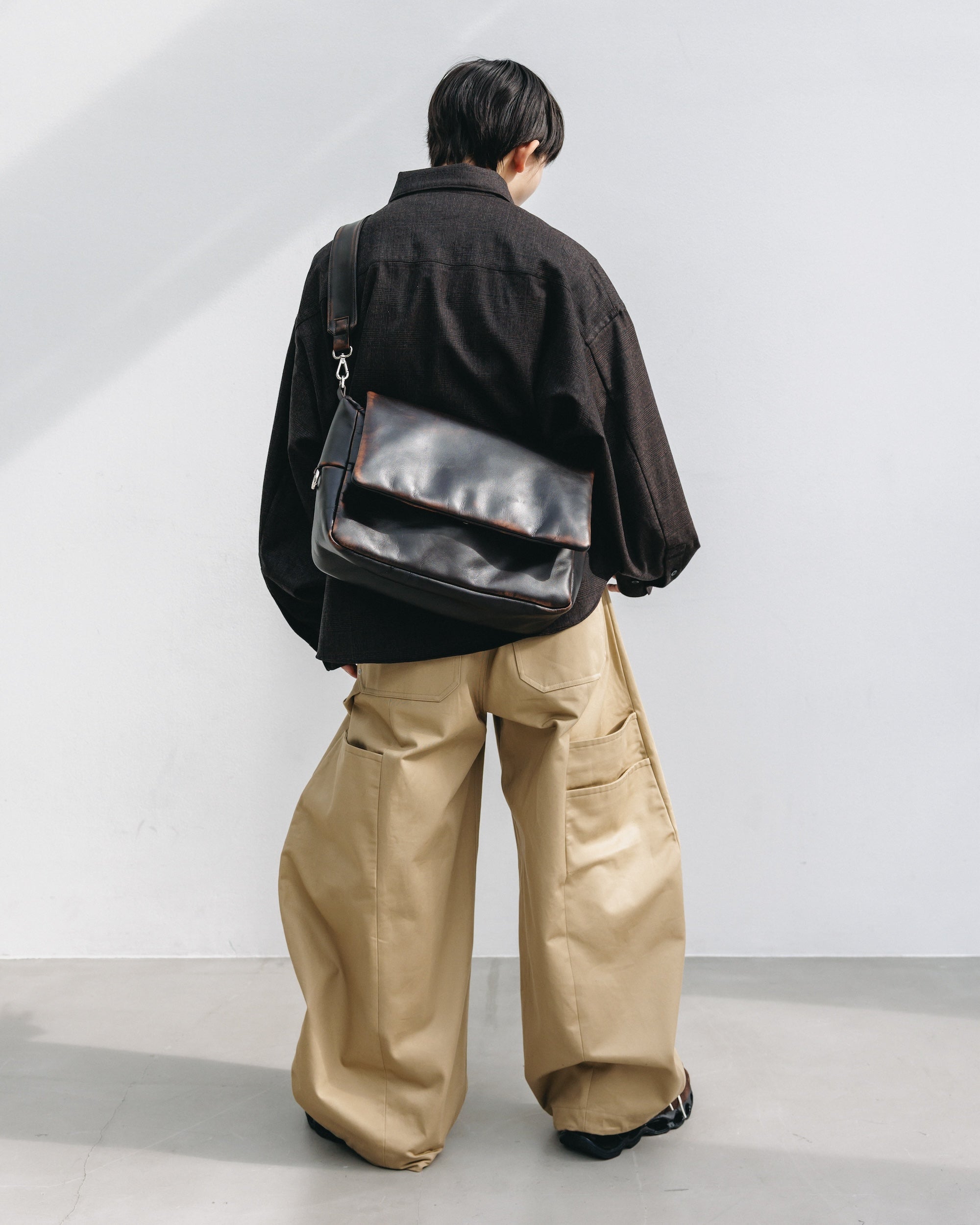 VINTAGE LEATHER PADDED FLAP HOLIDAY BAG (BROWN)