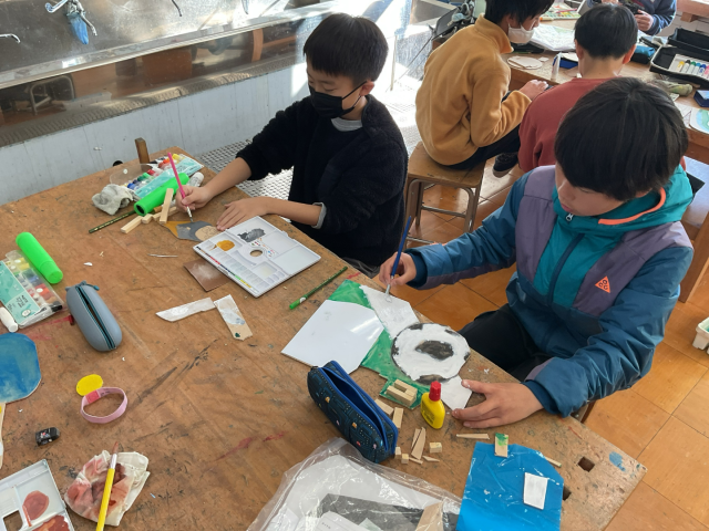 京都市立新町小学校 | School Diary | 5年生 図画工作科～糸のこスイスイ～