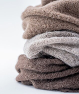 上質な素材と手仕事から生まれた優しいニット〉ヤクの糸を編んだ細巾