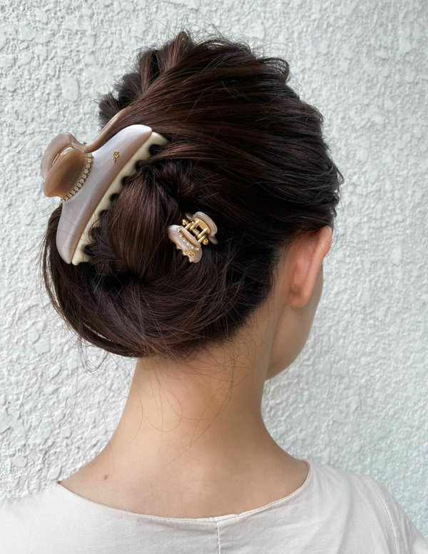 最旬】くすみカラーをとりいれた秋のヘアクリップ | acca(アッカ