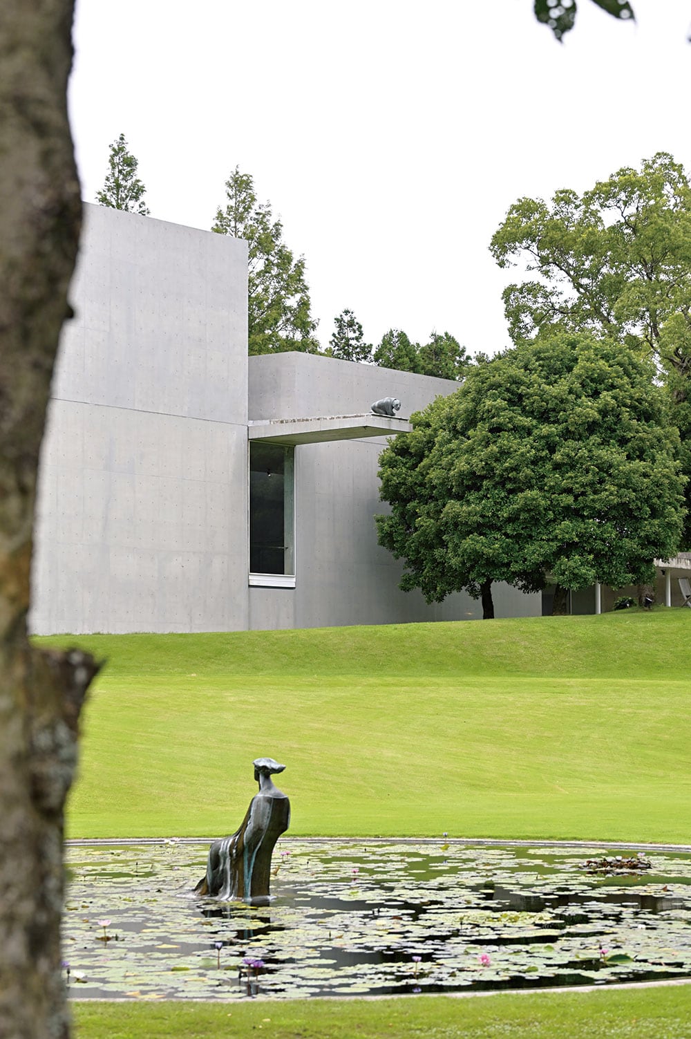 ヴァンジ彫刻庭園美術館】 静岡・クレマチスの丘にそびえる