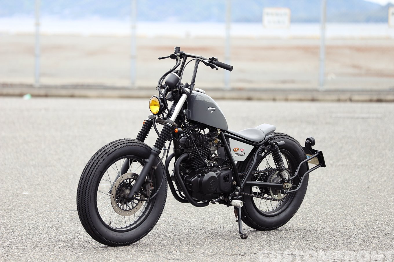 スズキ グラストラッカーのカスタムチョッパーバイク・ビアード A