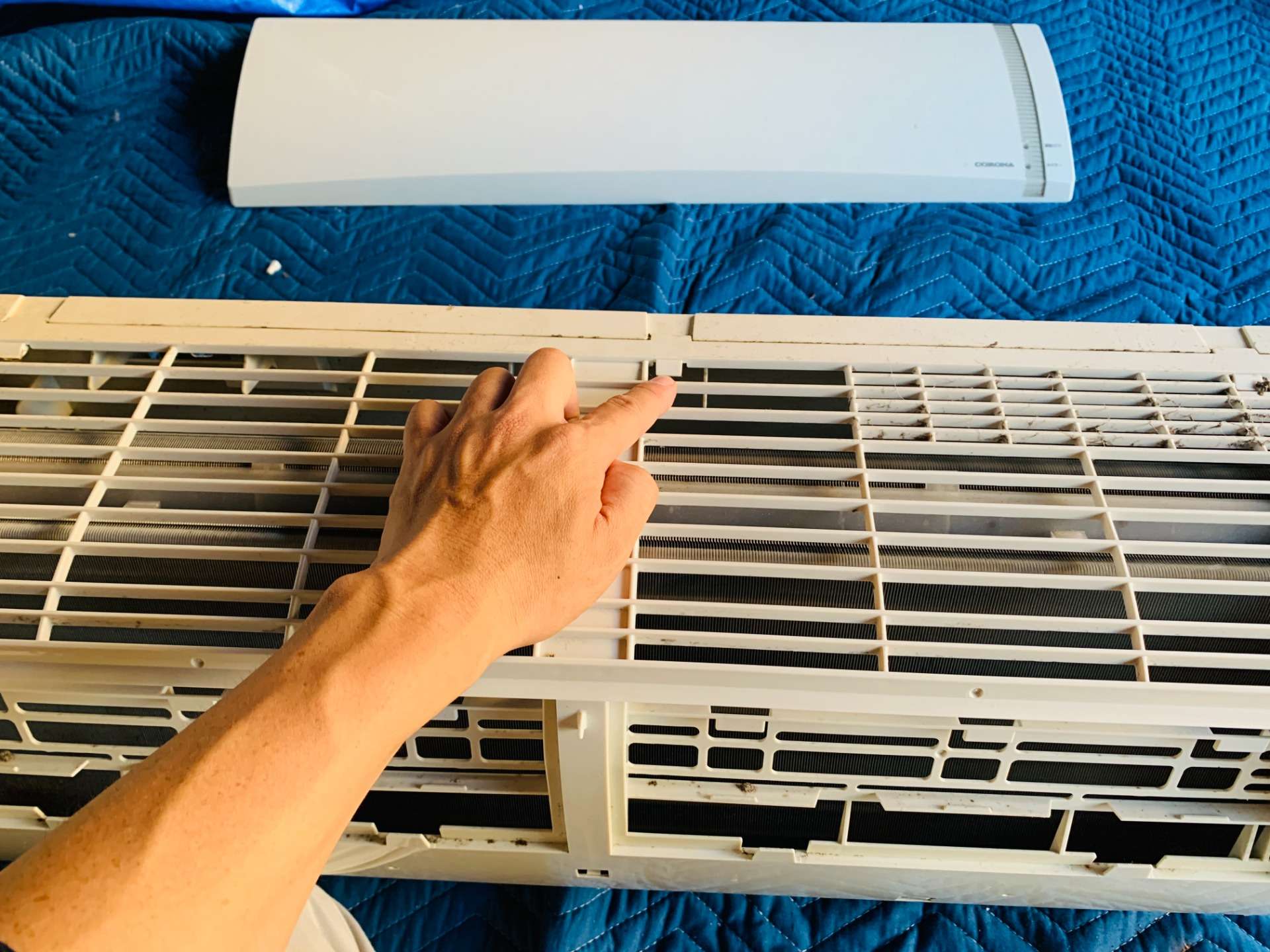 コロナのルームエアコンの分解方法 | ずっと安心して使っていただける