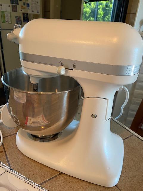 KITCHEN AID Accolade 400 Tilt-Head Stand Mixer | EstateSales.org