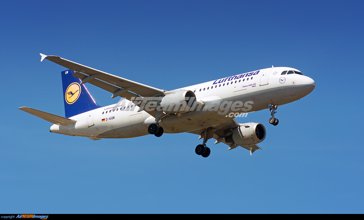 Airbus A320-211 Lufthansa D-AIQW - AirTeamImages.com