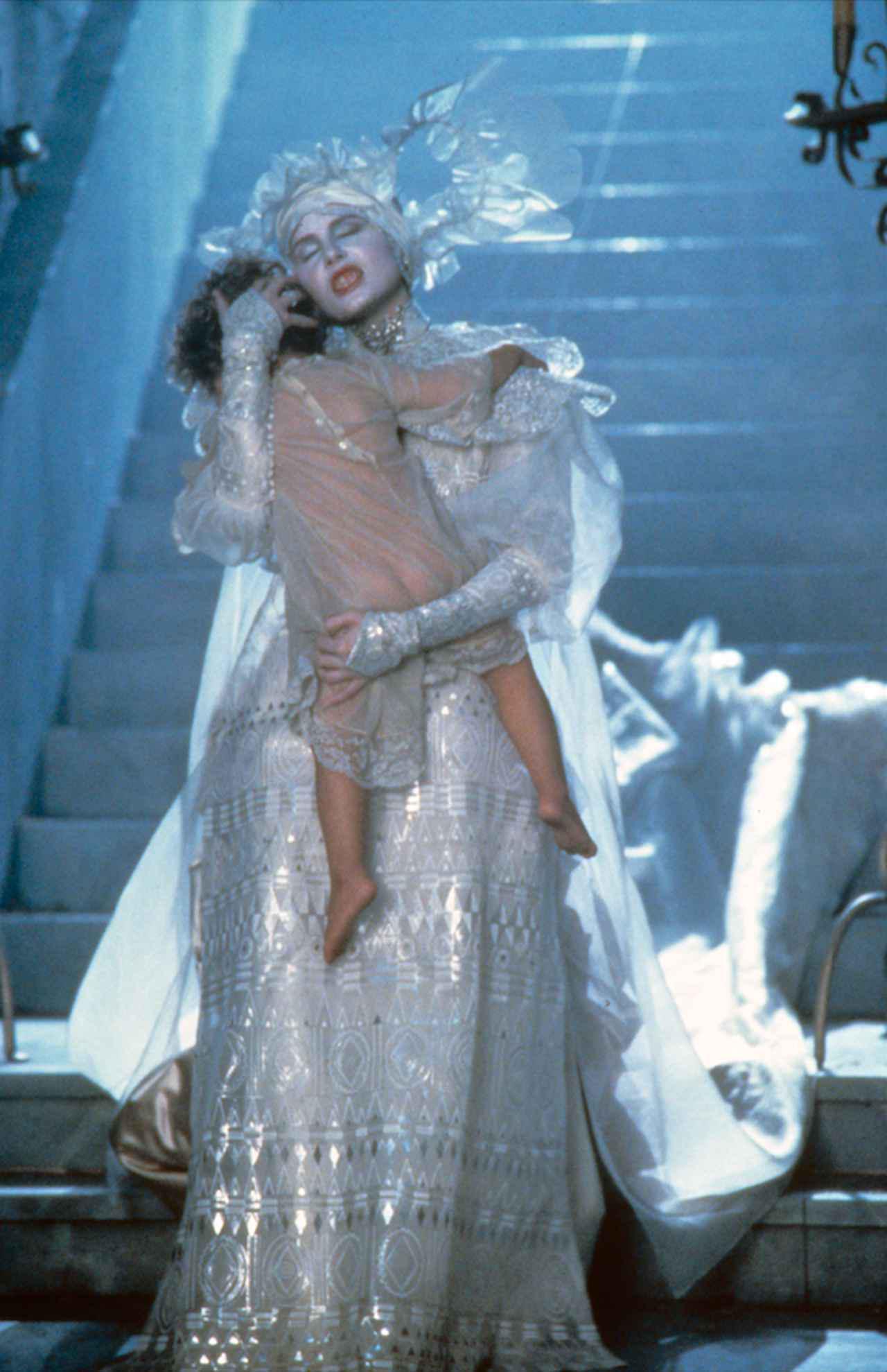 急遽上映が決定！初の大回顧展が開催中の石岡瑛子のアカデミー賞衣装