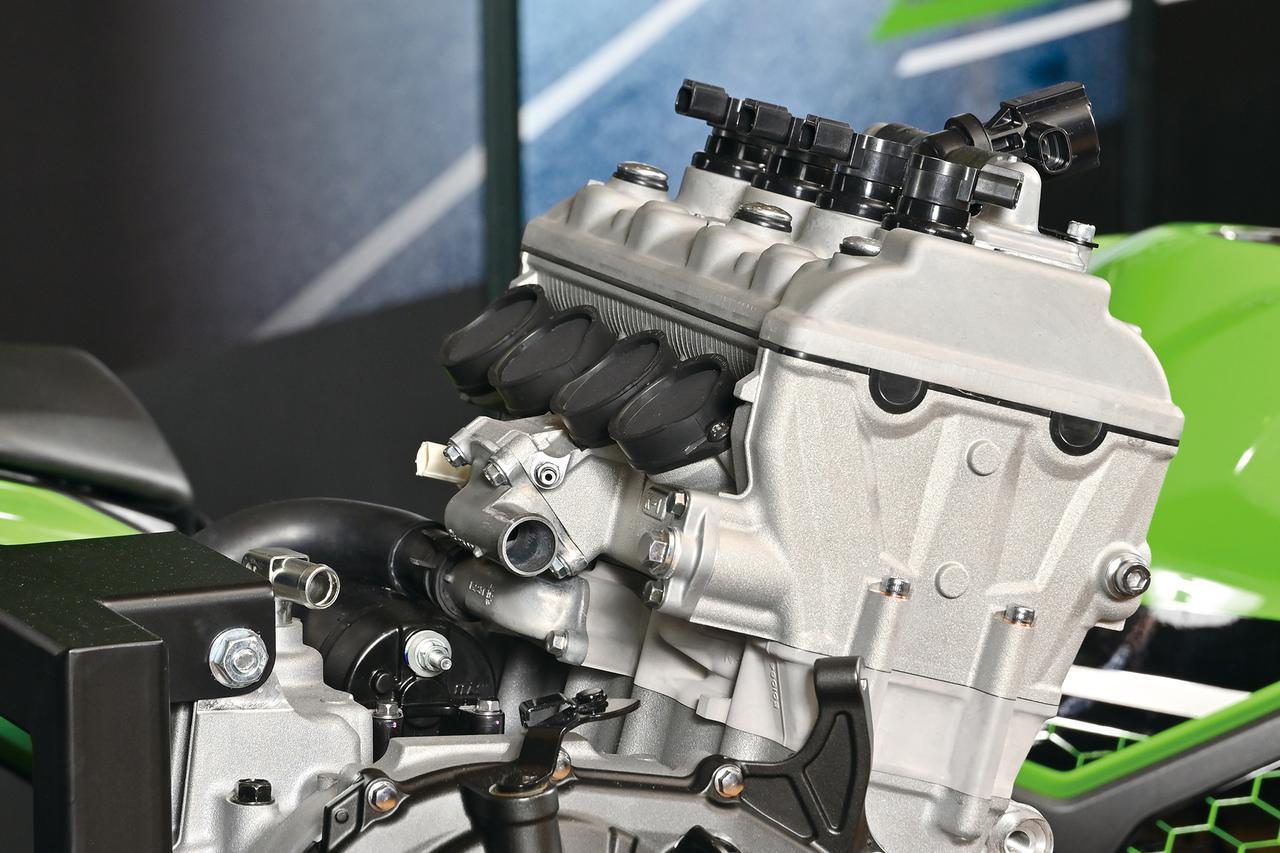 カワサキ「Ninja ZX-25R」の250cc・4気筒エンジンの秘密。エンジン単体