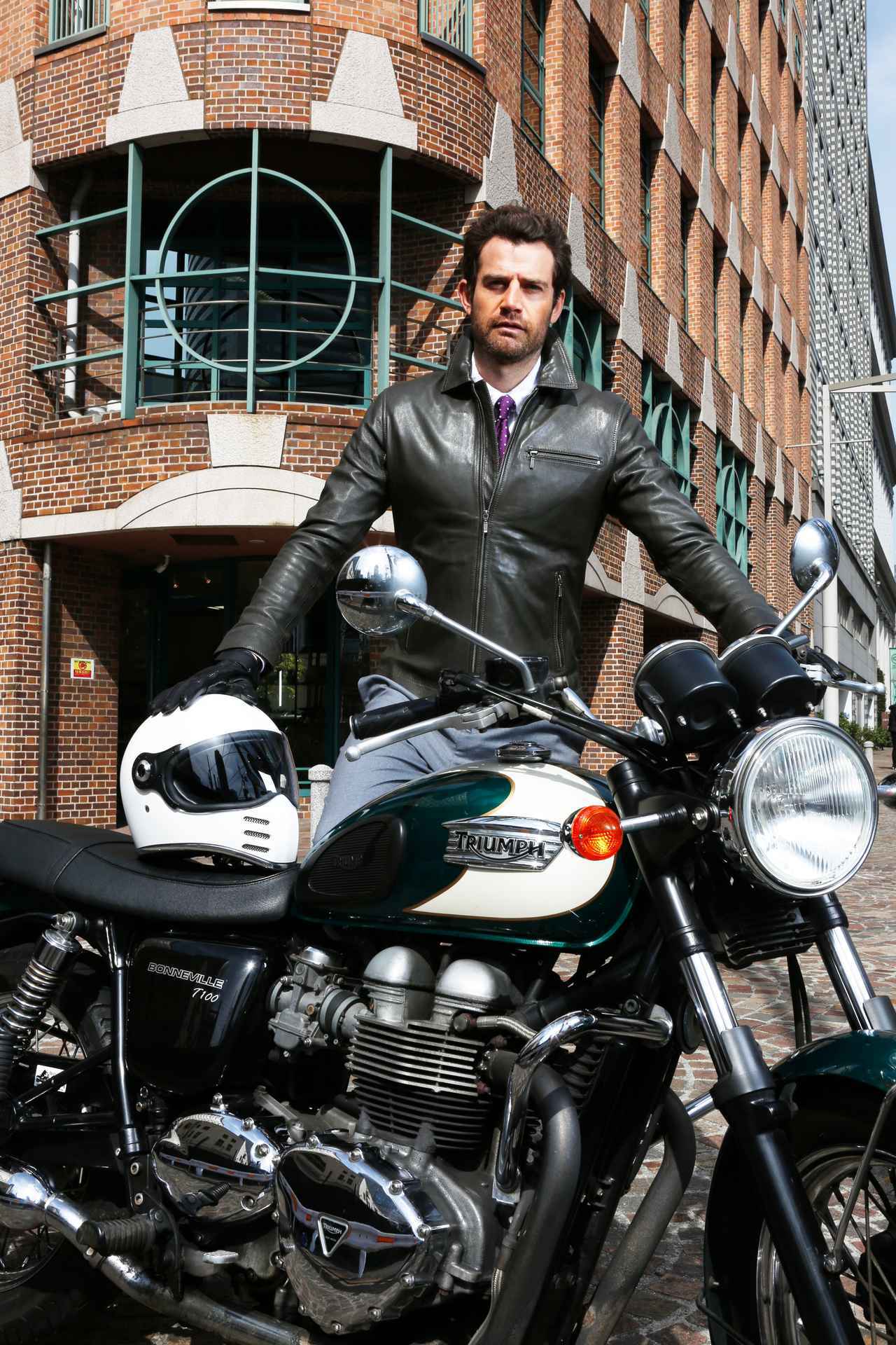 ライディング以外にも着られるこの季節にピッタリなレザージャケット