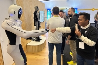 nubia新製品「nubia Flip 2」の新CMに山崎賢人さんが登場！群衆のなか