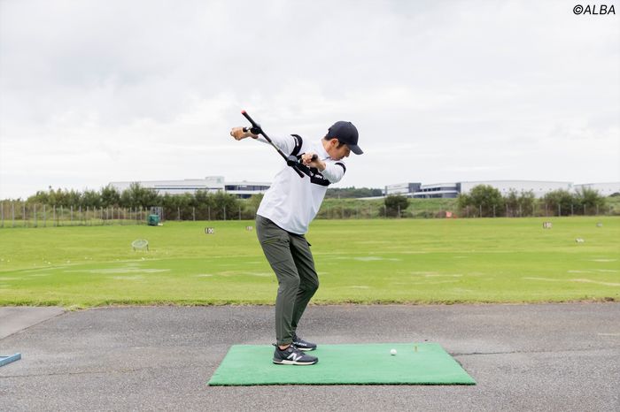 今年話題になった練習器具『魔法のクランク』をゴルフ大好きモデルが