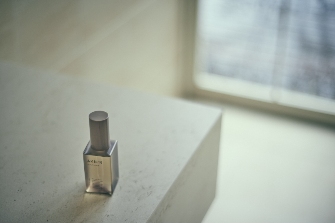 薬用ヘアスカルプセラム【ローズ×サンダルウッド】｜AKNIR（アクニー