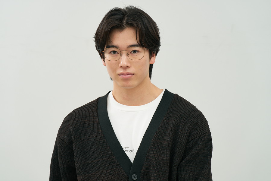 大きめサイズが特徴のウェリントン型チタンフレーム（ZF253004-43E1