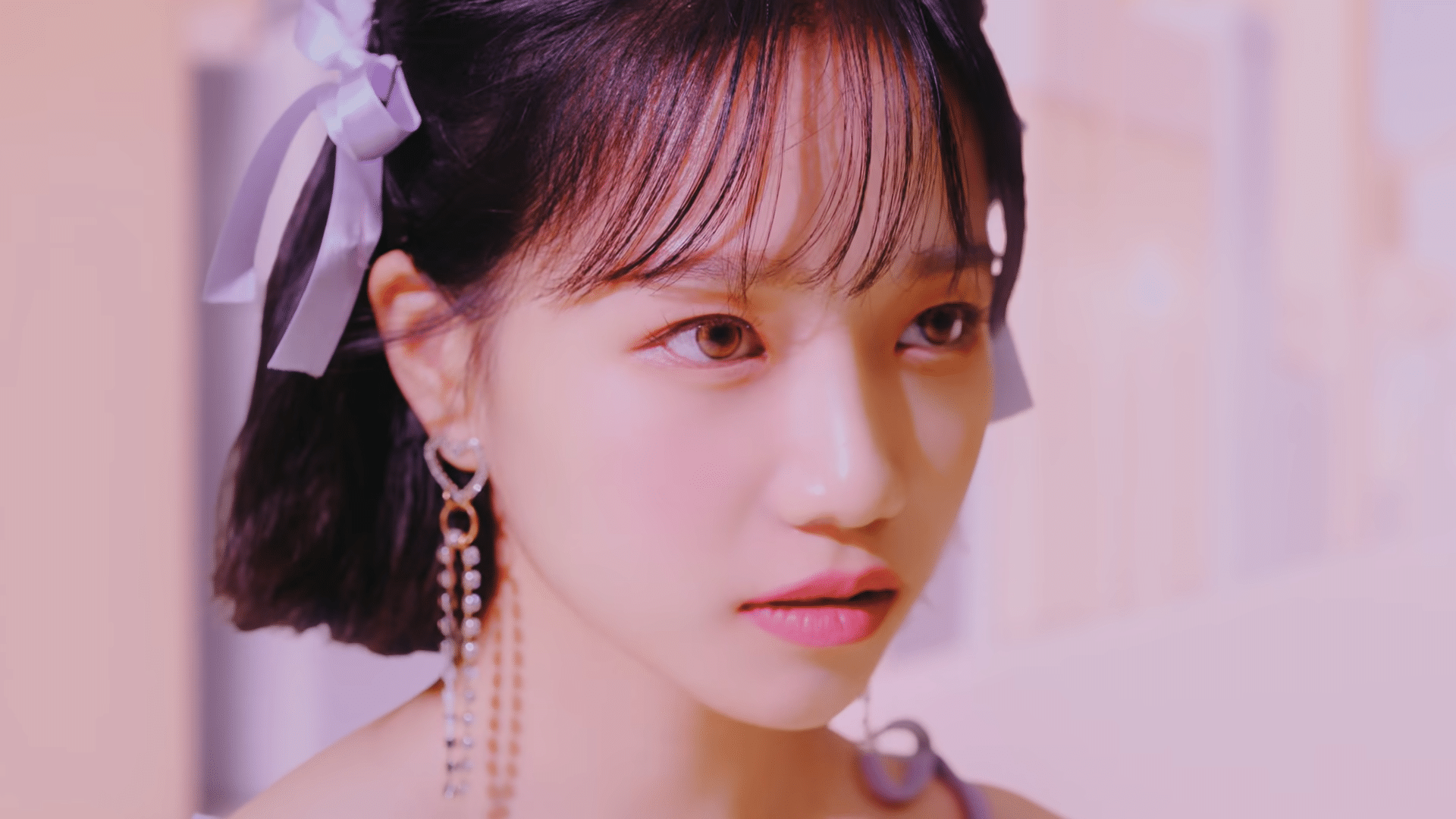 IZ*ONE出身チョ・ユリ ソロデビュー曲 'GLASSY' MV公開！‥今後の活動に