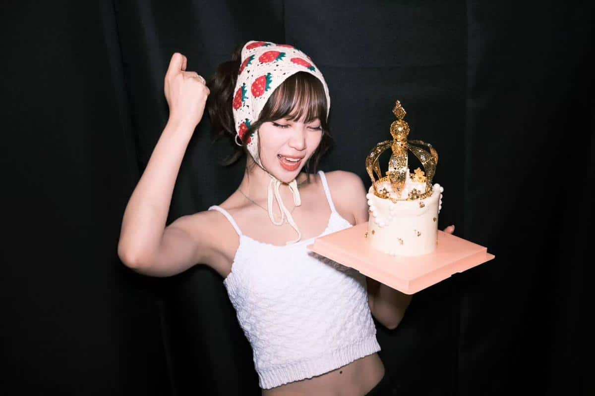 LE SSERAFIM キム・チェウォン、王冠ケーキとともに微笑む夏の誕生日