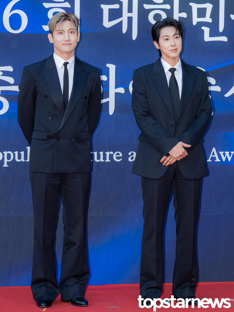 東方神起「2025 大韓民国大衆文化芸術賞」のレッドカーペットに登場