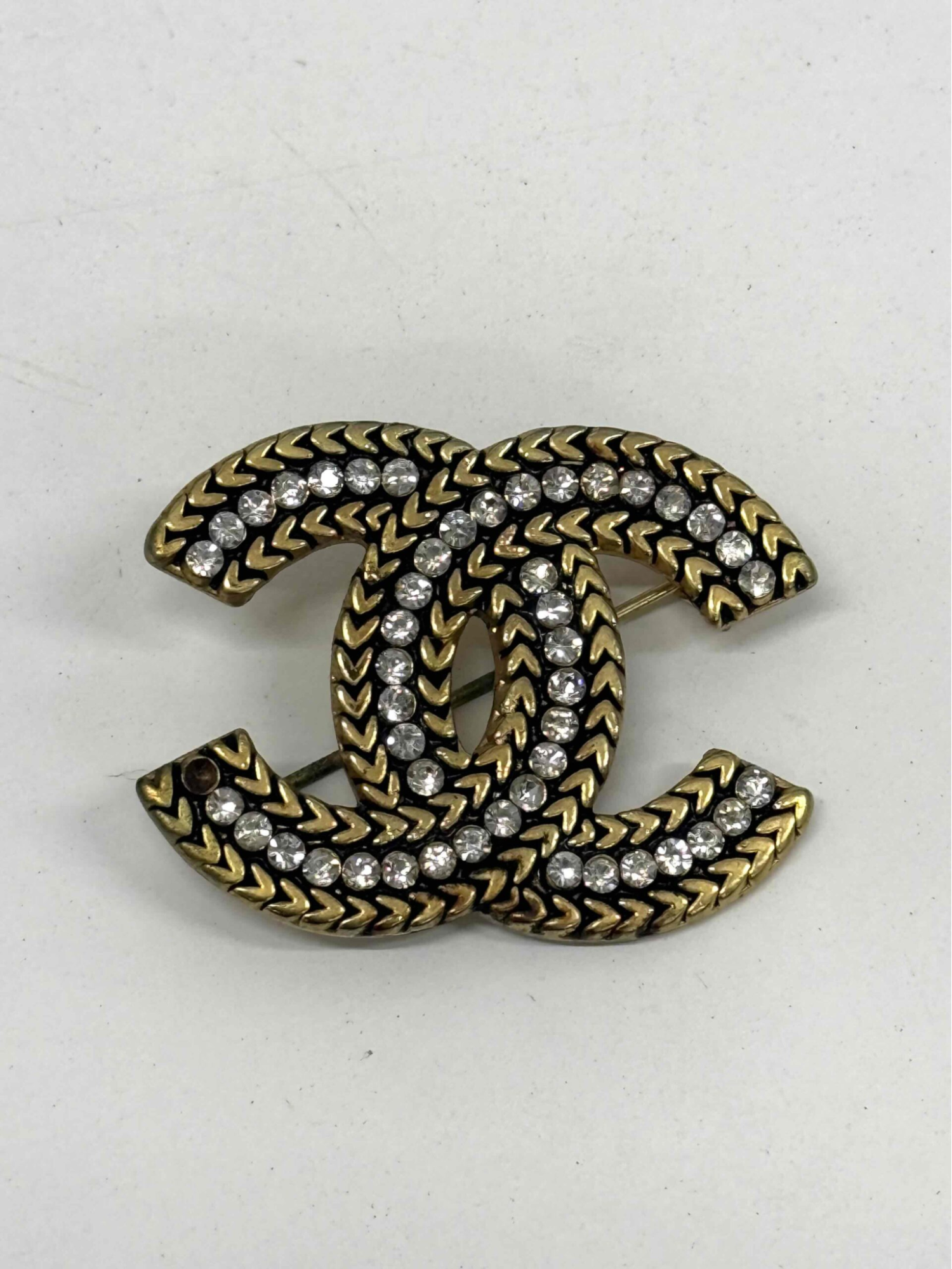 シャネルブローチ】偽物の見分け方を解説！本物の購入資金を準備する