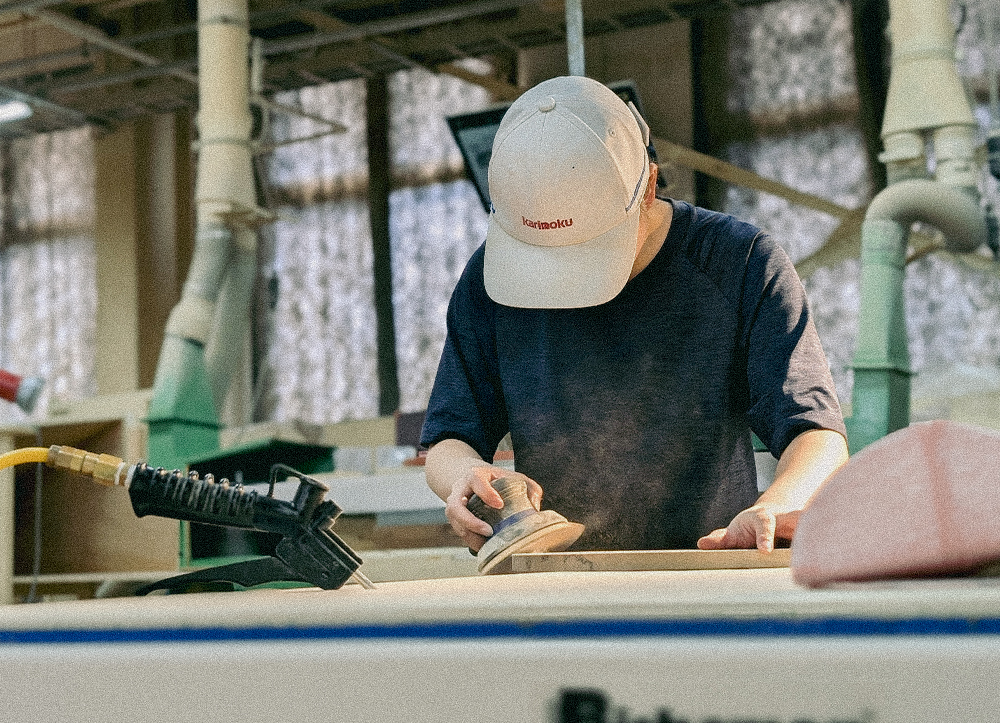 日本初、カリモク家具が手掛けたアップサイクル木製スツール