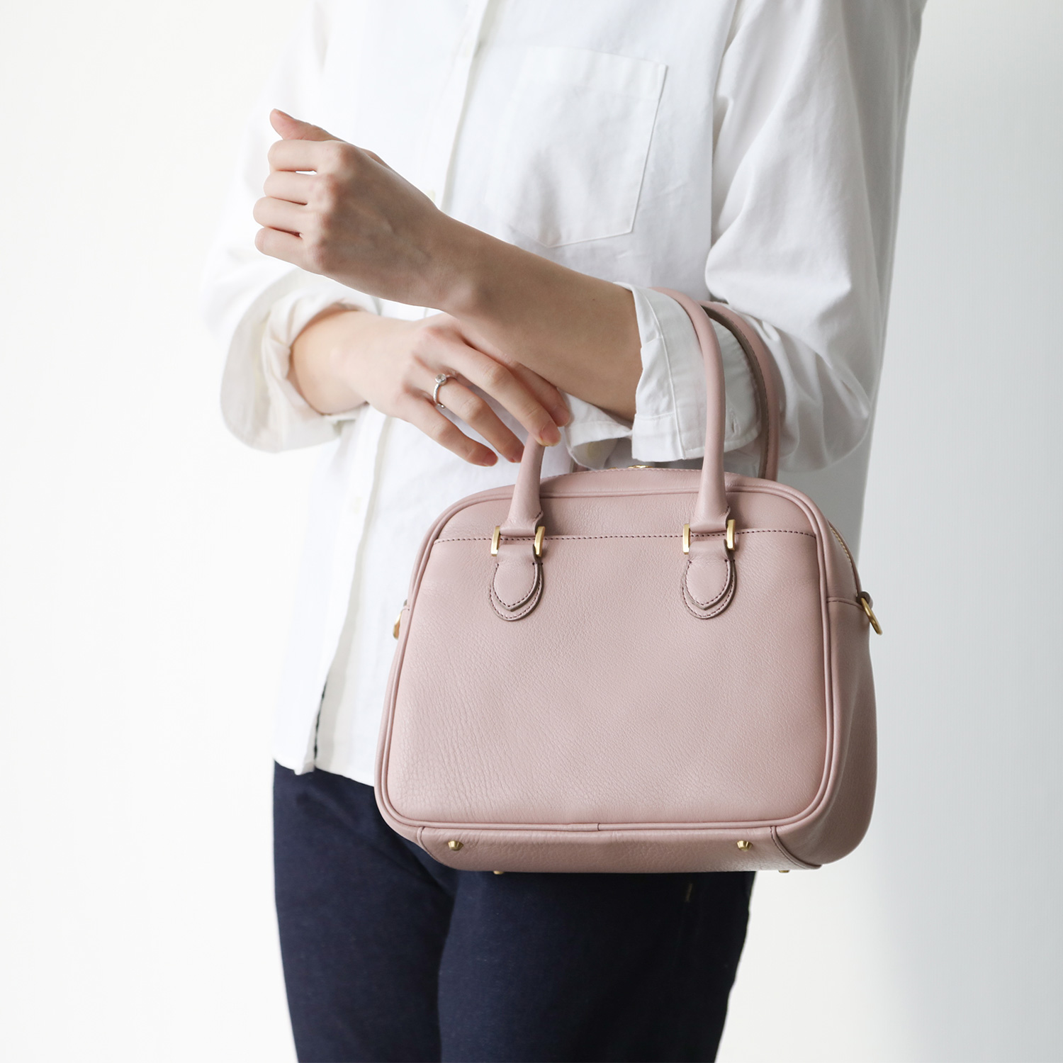 再入荷】コンパクトなのに沢山入る!レザーショルダーバッグのピンクが