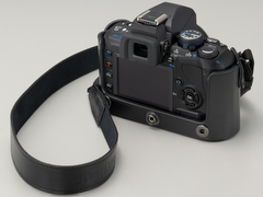 オリンパス、「E-420」と「E-410」専用のレザージャケット