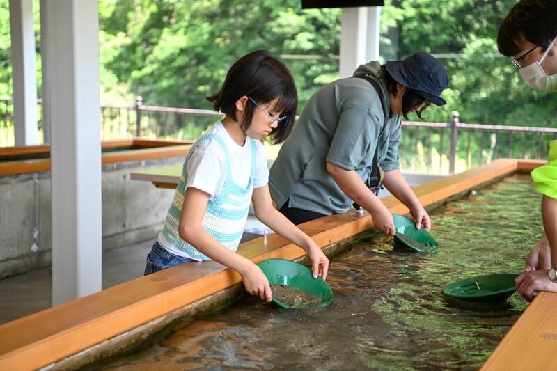 佐渡西三川ゴールドパーク | 川砂の中から砂金を探し出そう！ 佐渡市西