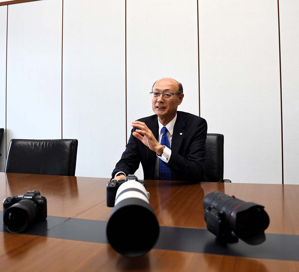 原材料費だけじゃない」 価格が上がるミラーレス キヤノンのカメラ事業