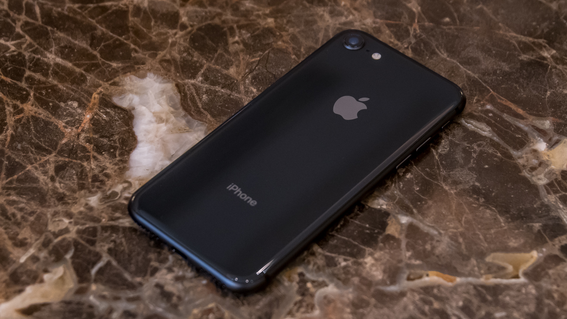 iPhone 8 スペースグレイ フォトレビュー。両面ガラスのデザインはまぁまぁ