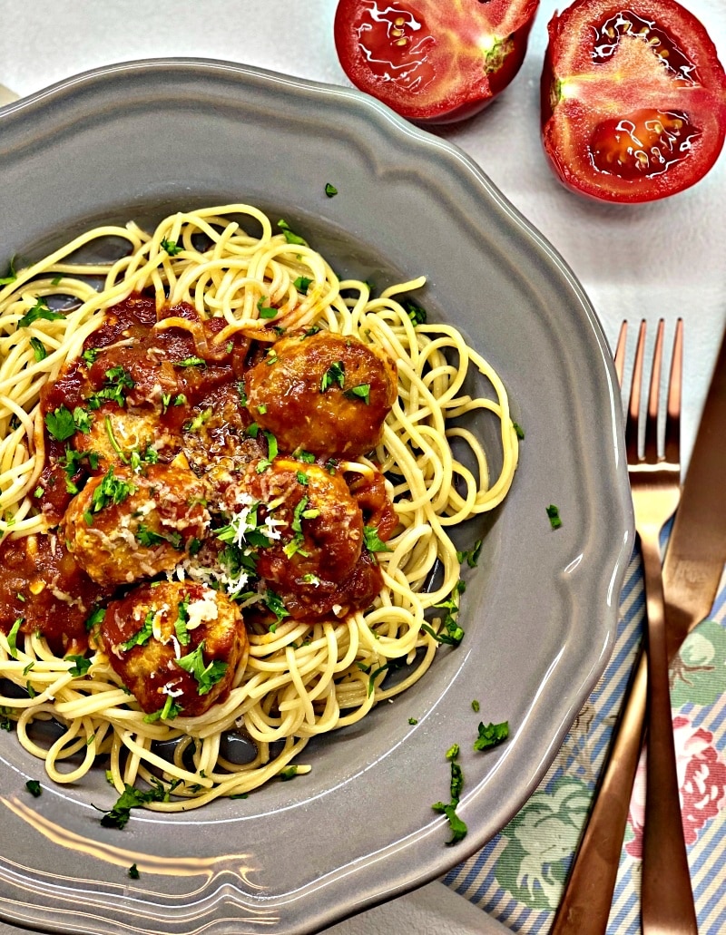 Spaghetti and Homemade Meatballs - Delice Recipes