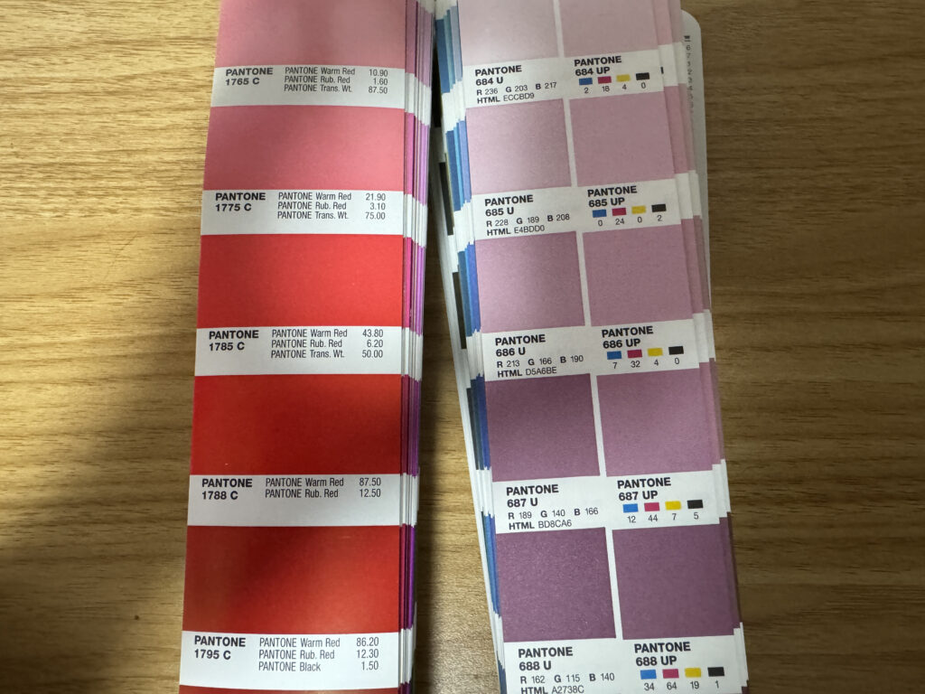 グラフィックデザイナーに必要な色見本【Pantone、DIC】 | デザインの