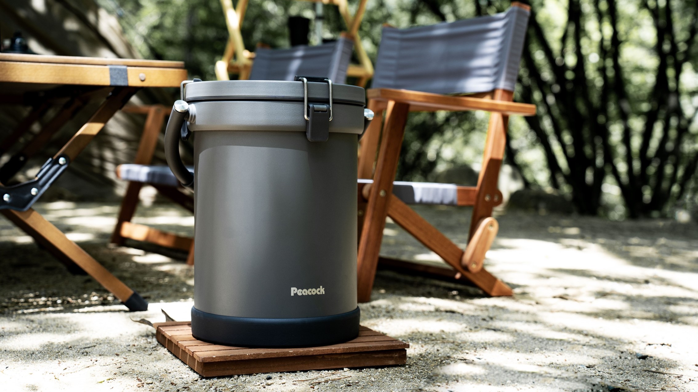 7日間も氷が残る抜群の保冷力！イスとしても使えるピーコック魔法瓶の