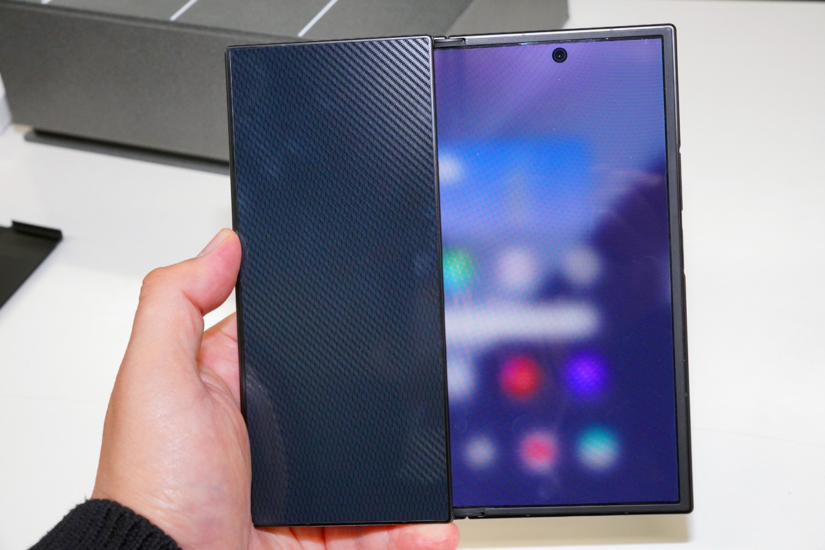 3つ折り〟スマホ「Galaxy Z TriFold」を先行体験！開くと10インチの