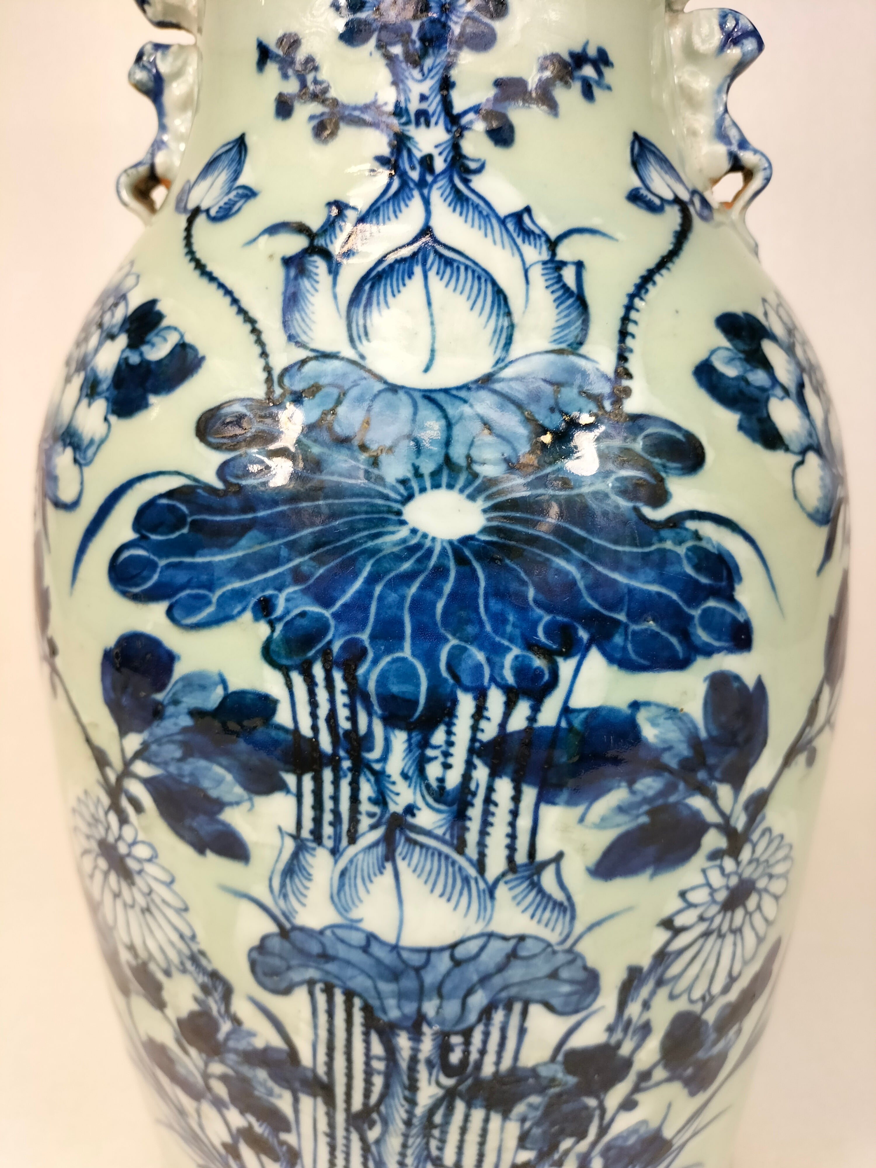 古董中国青瓷花瓶，饰有莲花图案//清朝- 19 世纪– Diddenantiques