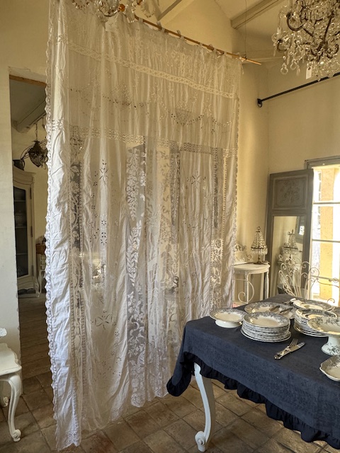 極めて美しいカーテン | フランスアンティークショップディフェランス