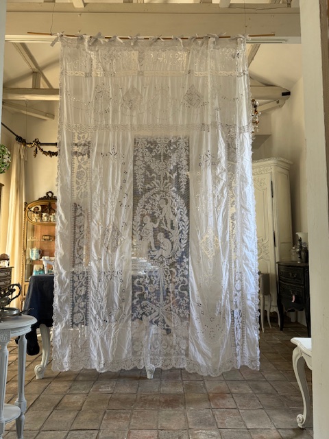 極めて美しいカーテン | フランスアンティークショップディフェランス