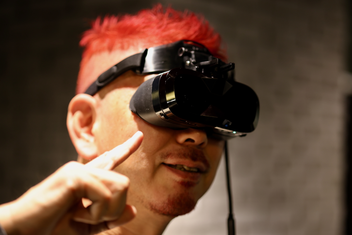 VR Chat特化型超軽量高精細VRヘッドセット『MeganeX superlight 8K』を