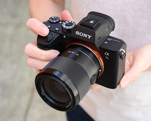 ソニーが「FE35mm F1.8」を正式発表 - デジカメinfo