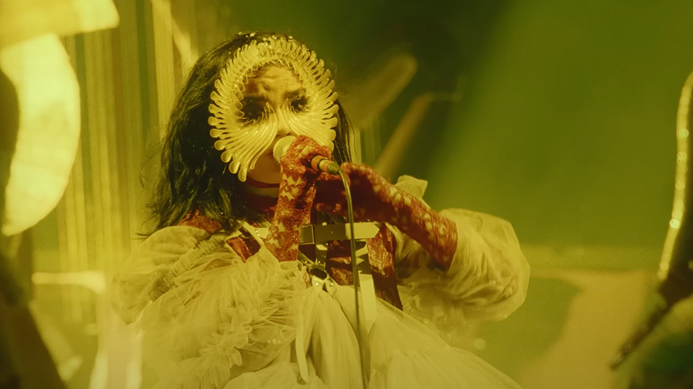 Apple Music がビョークの革新的ライブを公開、没入型体験と独占