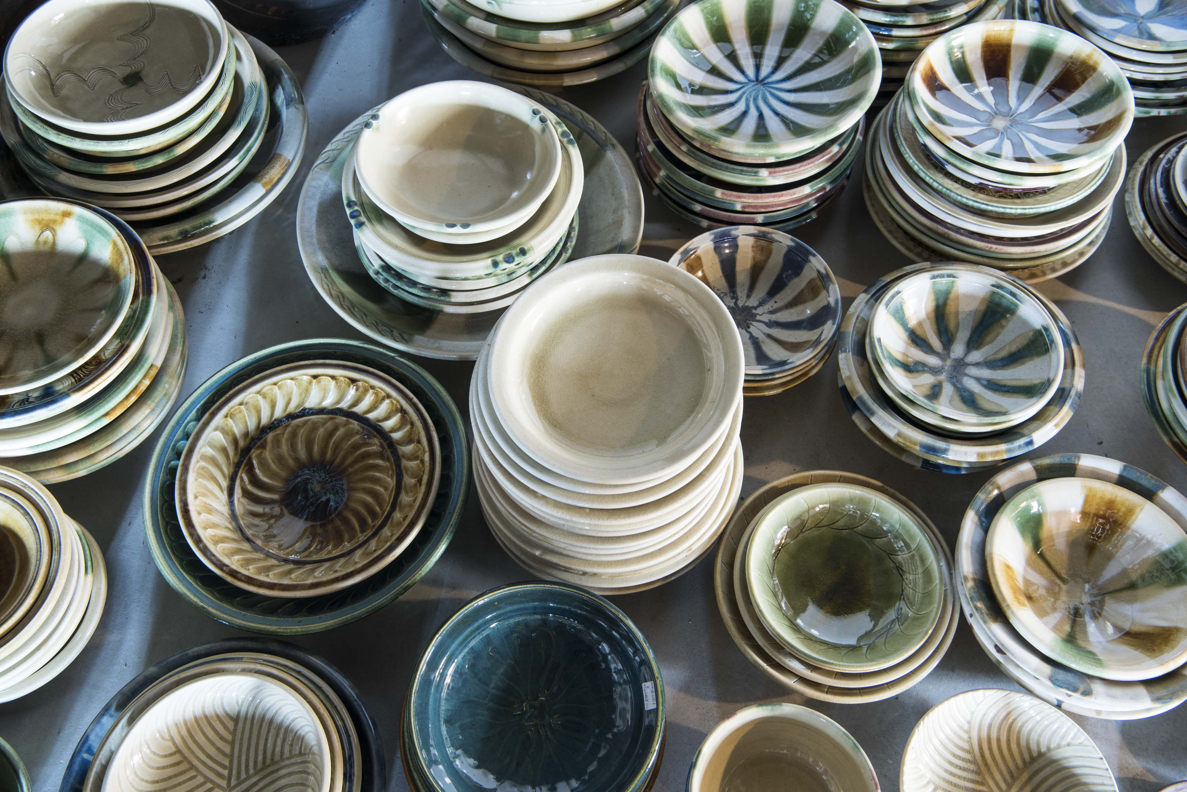 大熊健郎が巡る、日本の職人仕事「民藝」第1回／瀬戸本業窯で見た、民