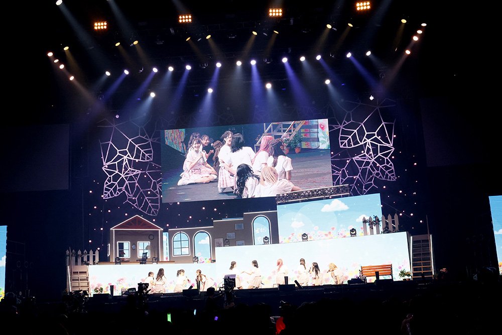 LOVE、新体制で走り抜けたツアーファイナル。満員の武道館でファンに
