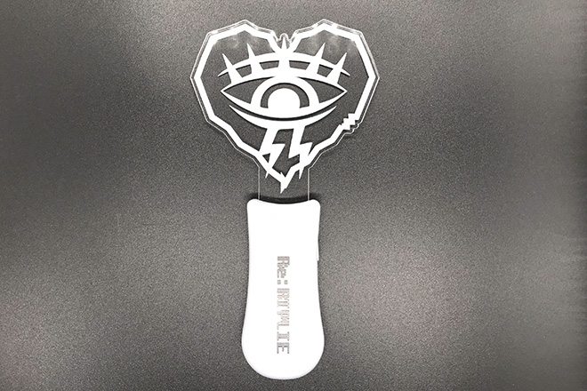 ギザギザのハート型に大きな瞳が描かれたアクリルペンライト | 同人