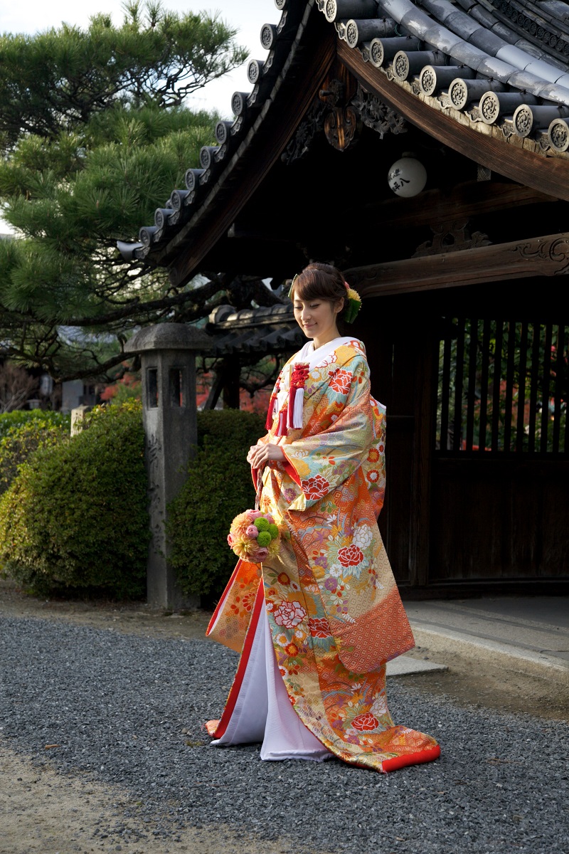 色鮮やかな唐織の色打掛 | TAGAYA BRIDAL - 京都・大阪・神戸の結婚式