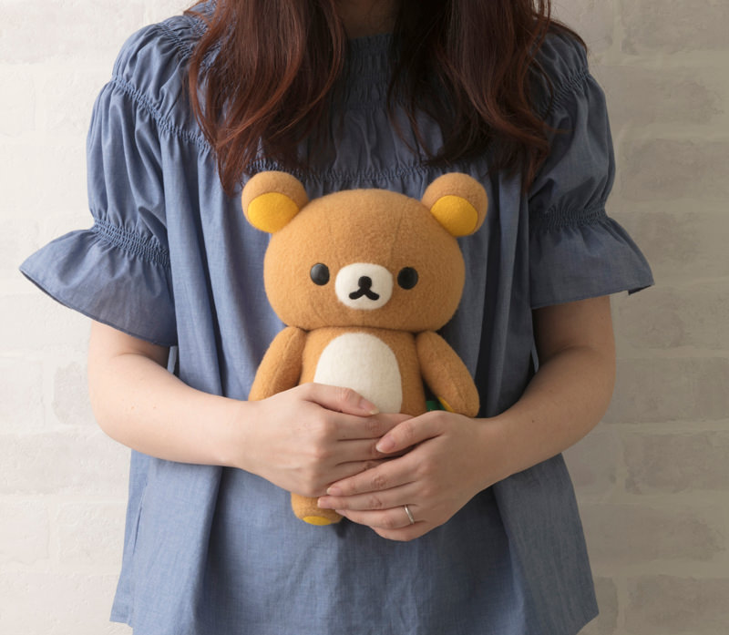 撮影に使われた人形と同じサイズで立体化！リラックマとカオルさん展