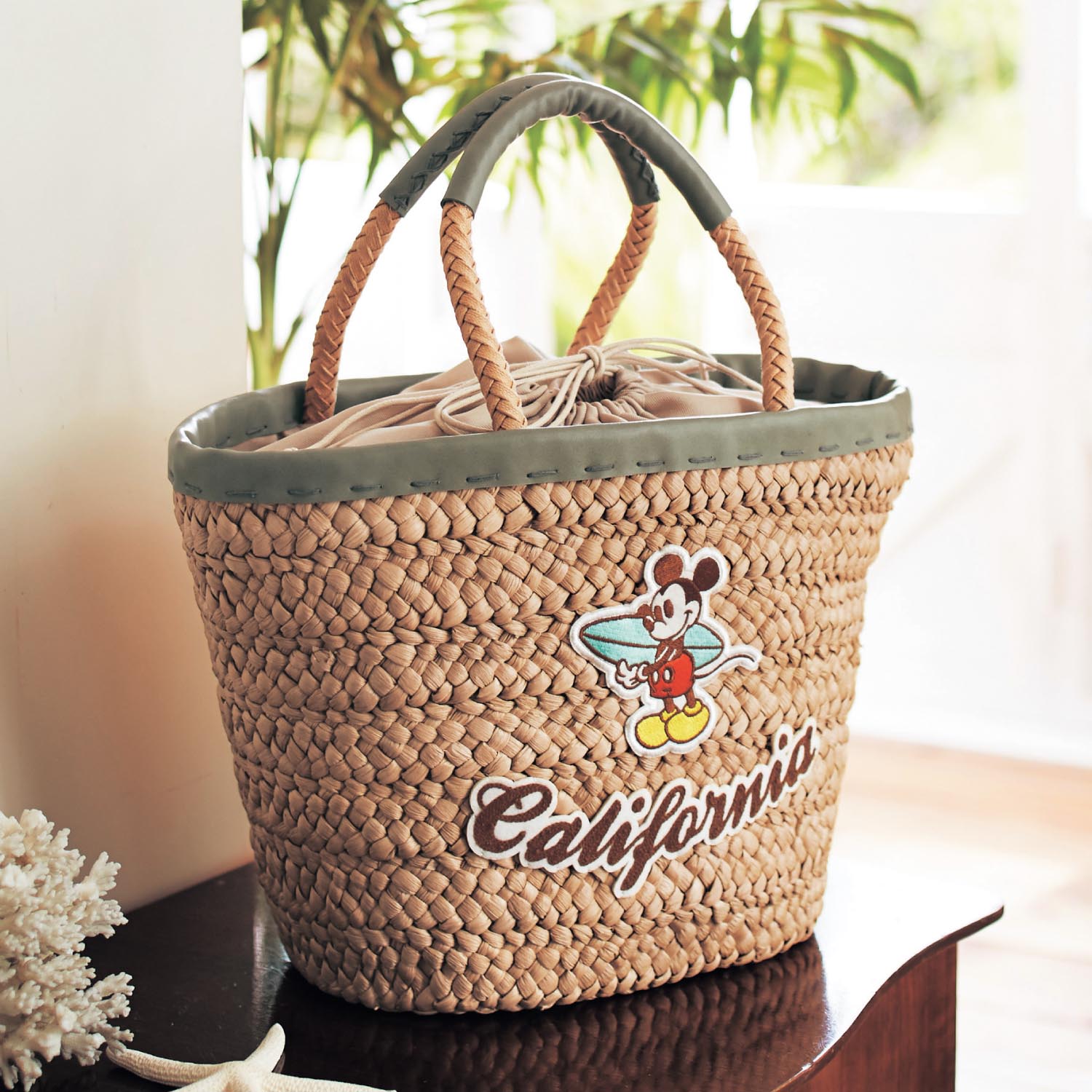 バッグの中身が飛び出ない巾着タイプ！ベルメゾン ディズニーデザイン