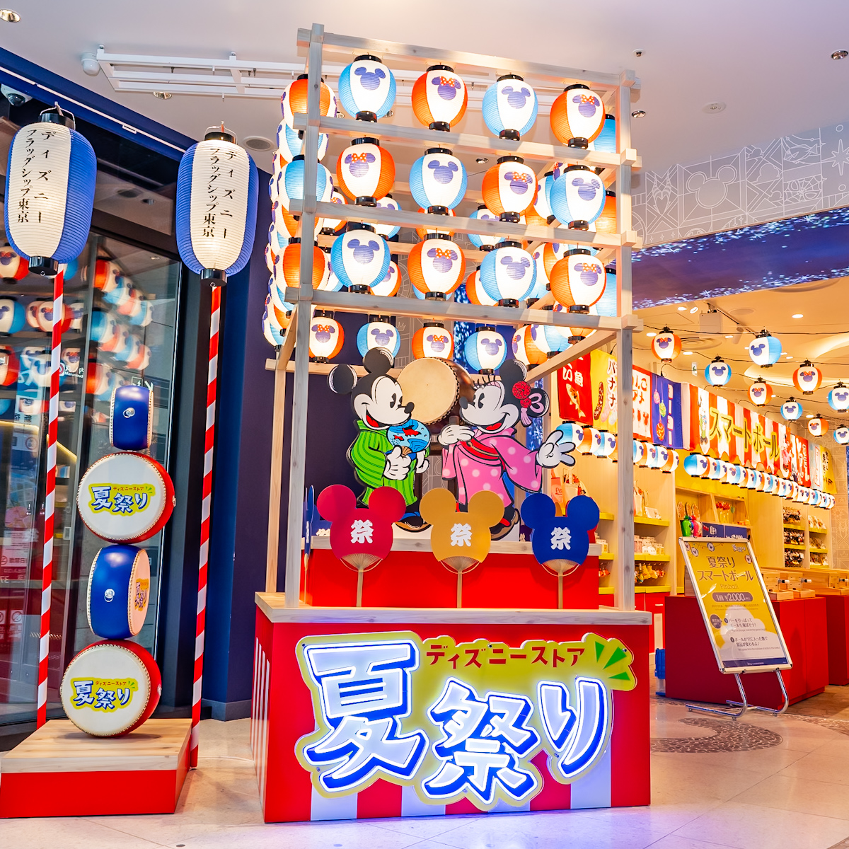 お得な“夏祭りくじ”や屋台をイメージした店舗装飾、うちわのプレゼント